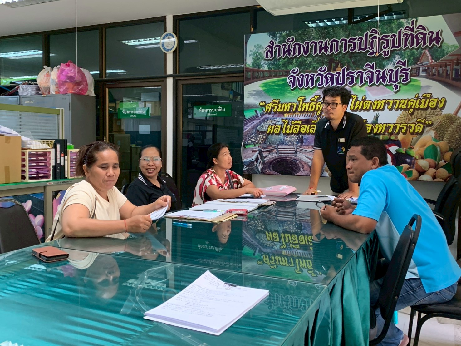 title - วันที่ 26 มีนาคม 2569 นายวิทูล ประดิษฐบุญ ปฏิรูปที่ดินจังหวัดปราจีนบุรี  พร้อมด้วย นายภูมินทร์ โพธิ์ชูชัชวาล ผู้จัดการธนาคารเพื่อการเกษตรและสหกรณ์การเกษตร(ธ.ก.ส.) สาขาวังท่าช้าง  ได้มาตรวจเยี่ยมช่วยอำนวยความสะดวกแก่เกษตรกรที่เข้ามาใช้บริการ ณ สำนักงานการปฏิรูปที่ดินจังหวัดปราจีนบุรี ชั้น 3 ศาลากลางจังหวัดปราจีนบุรี